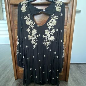 Embroidered balloon sleeve dress back cutout